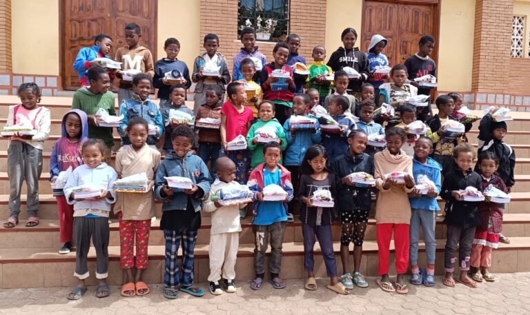 Campagne de distribution des kits scolaires année 2024-2025 à Ambohimirary Antananarivo