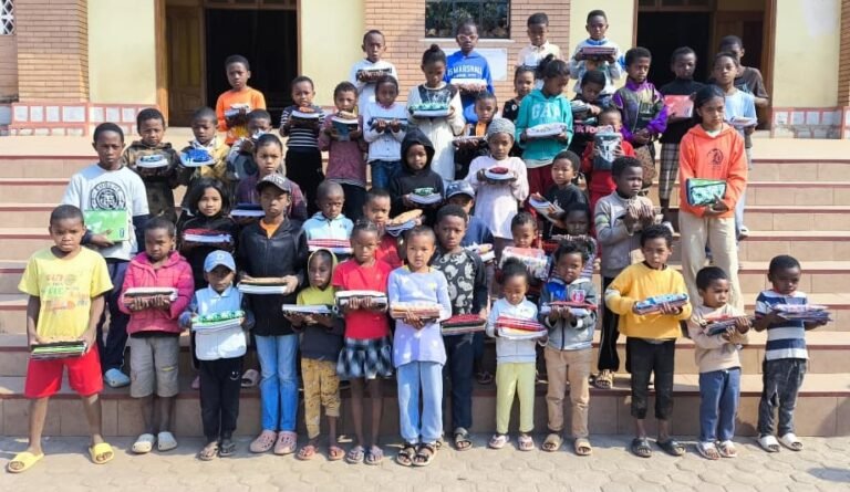 Distribution des fournitures scolaires année 2026-2027 à Ambohimirary Antananarivo.